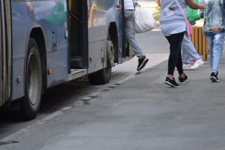 Biztonságban buszon, vonaton