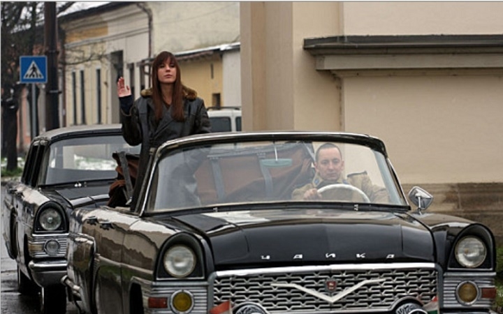 Magyar kocsival száguld a 007-es