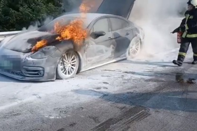 Méregdrága elektromos Porsche lángolt az M0-áson - Videó