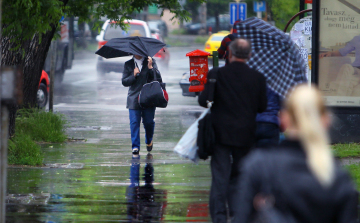 Zápor, akár zivatar is jöhet a szeles időben.