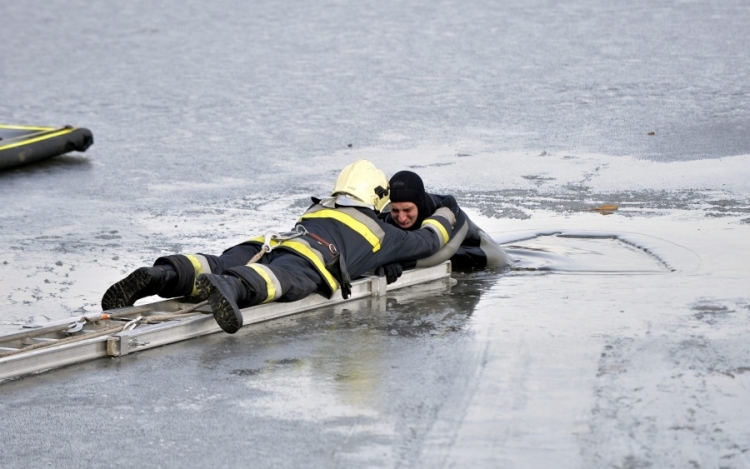 Jégről mentettek a katasztrófavédelmisek