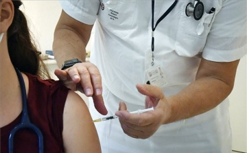 Már valamennyi egészségügyben dolgozónak, gyógyszerésznek elérhető a védőoltás