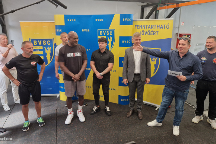 Evander Holyfield tartott edzést a BVSC fiatal ökölvívóinak.