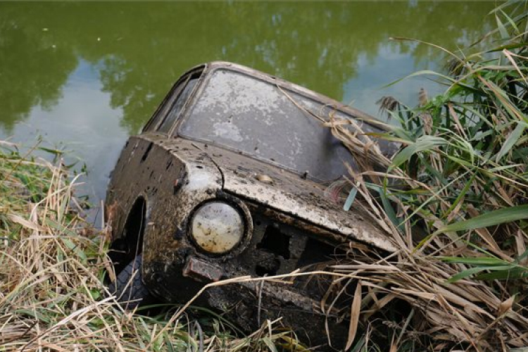 Több mint húsz éve ellopott autóra találtak rá a Zala folyóban