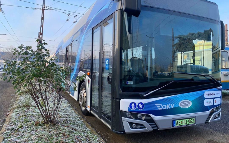 Debrecenben kétszer 4 héten át tesztelik a tüzelőanyagcellás autóbuszt.