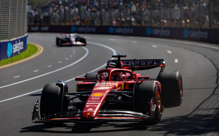 Sainz nyert, Verstappen kiesett az F1-es Ausztrál Nagydíjon.