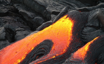 A vulkán lávakitörése egy turistahajóra zuhant Hawaii, sok a sérült