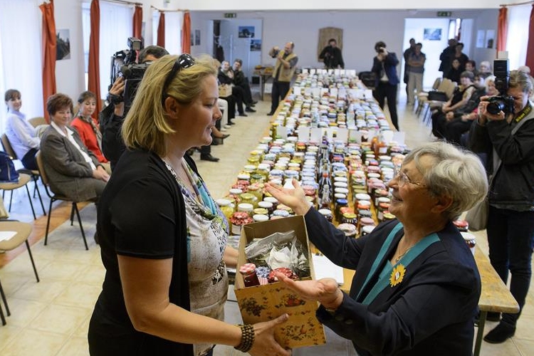 Nógrádi nyugdíjasok segítik a nagycsaládosokat
