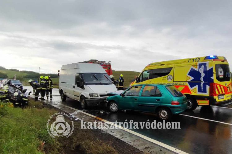  Hármas karambol történt a 22-es számú főúton.