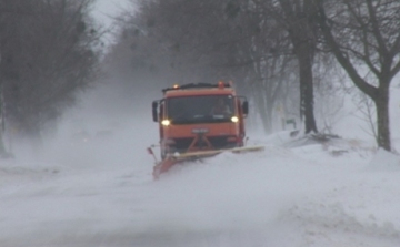 Havazás - Közútkezelő: több helyen hóátfúvások nehezítik a közúti közlekedést