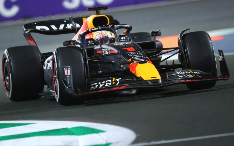 Félidejéhez érkezett a bahreini F1-es teszt nyitónapja.