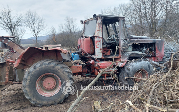  Égő traktorhoz riasztották a berceli tűzoltókat