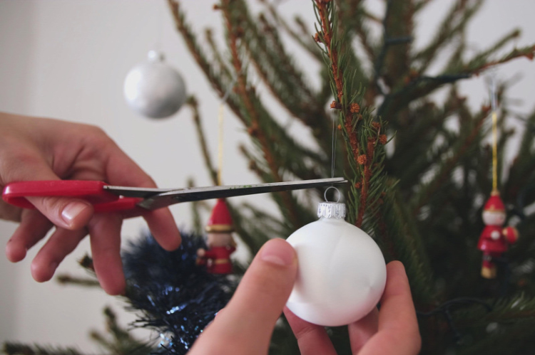 Az ünnepeknek vége, de a karácsonyfa még teljes pompájában áll? 