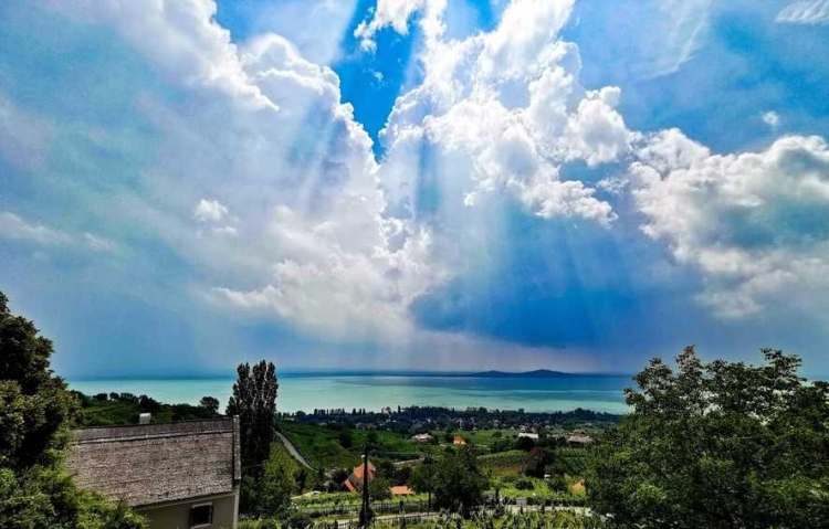 Napos-fátyolfelhős idő várható.