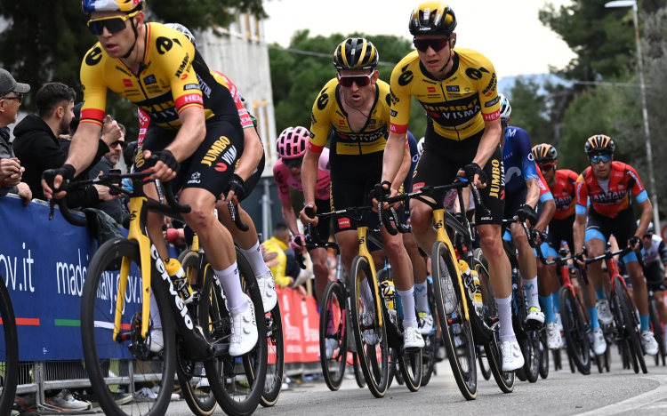 UAE Tour - Valter Attila bukott az első szakasz befutójánál.