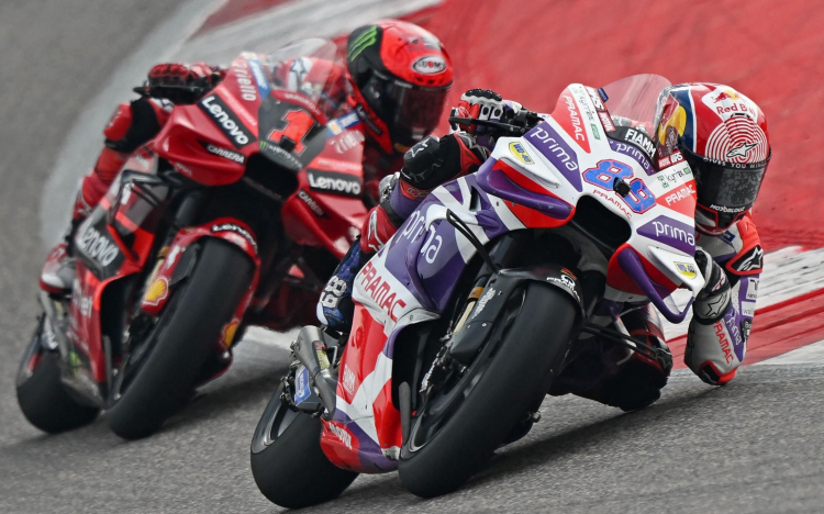 Bagnaia ütközött Marquezzel, Martin győzött, Acosta a dobogón! 