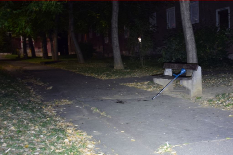 Előbb kegyetlenül megrugdosta, majd saját mankójával ütötte a mozgássérültet