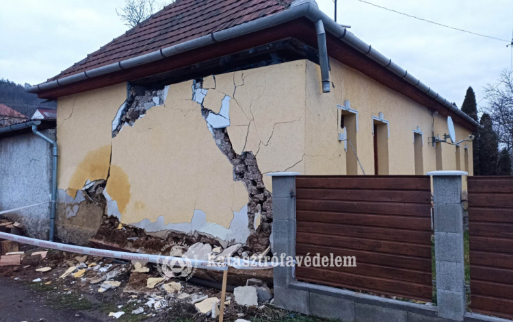  Családi ház fala omlott le Karancsalján