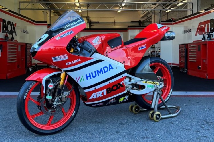 Görbe Soma és Farkas Kevin gyorsaságimotor-versenyző az Uni H-Moto Teamnél folytatja.