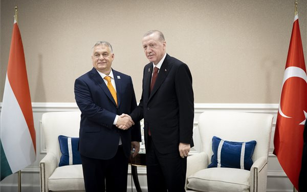 Orbán Viktor Törökország elnökével tárgyalt; a magyar békemisszió támogatását kérte