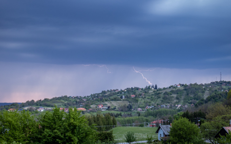 Újabb zivataros, viharos nap.