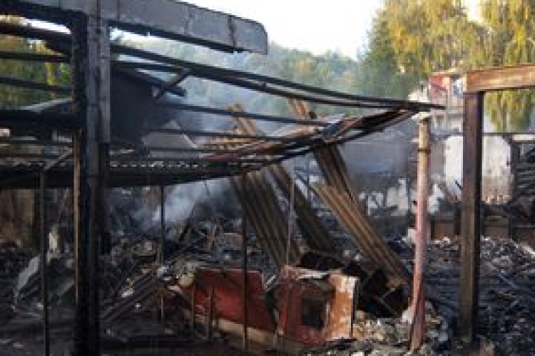 Az önkormányzat takaríttatja el a leégett csokoládégyár romjait Salgótarjánban