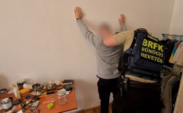 Drogdíler lakásában kutató rendőröktől akart kábítószert venni