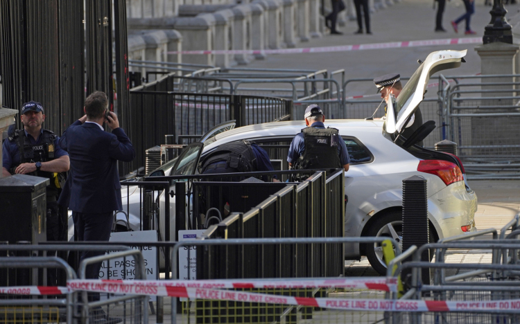 A Buckingham-palota kapujának hajtott egy autó.
