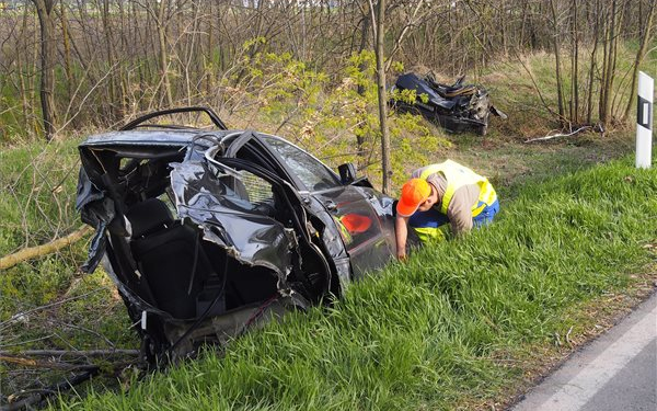 Kettészakadt egy autó Hódmezővásárhelynél