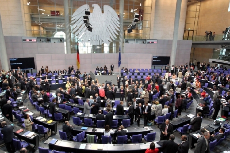 Felmérés szerint bejuthat egy euróellenes párt a német parlamentbe