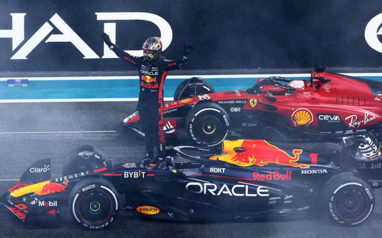 Max Verstappen győzelemmel zárta a 2023-as F1-es szezont Abu-Dzabiban, Leclerc a második.