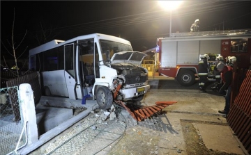 Háznak ütközött és meghalt egy busz sofőrje Bicskén – utasok nem sérültek