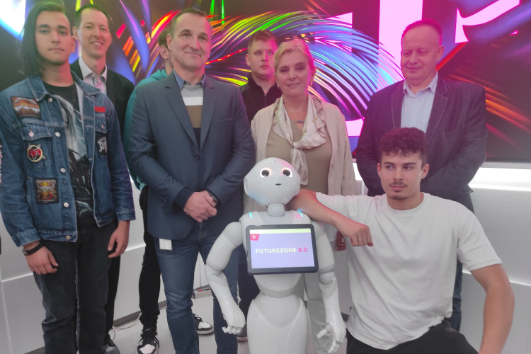 A 120 cm magas, az emberi alakot formázó PEPPER ROBOT