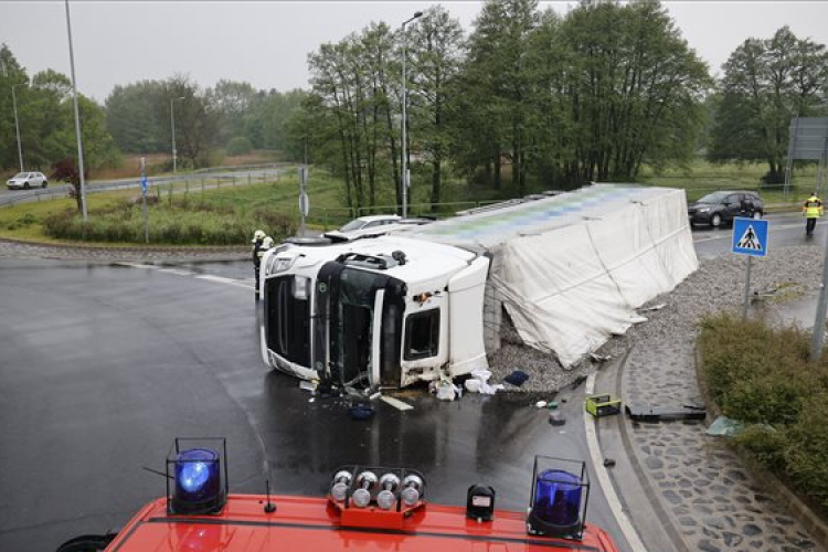 Felborult vontatójában meghalt egy kamionsofőr Nagykanizsán