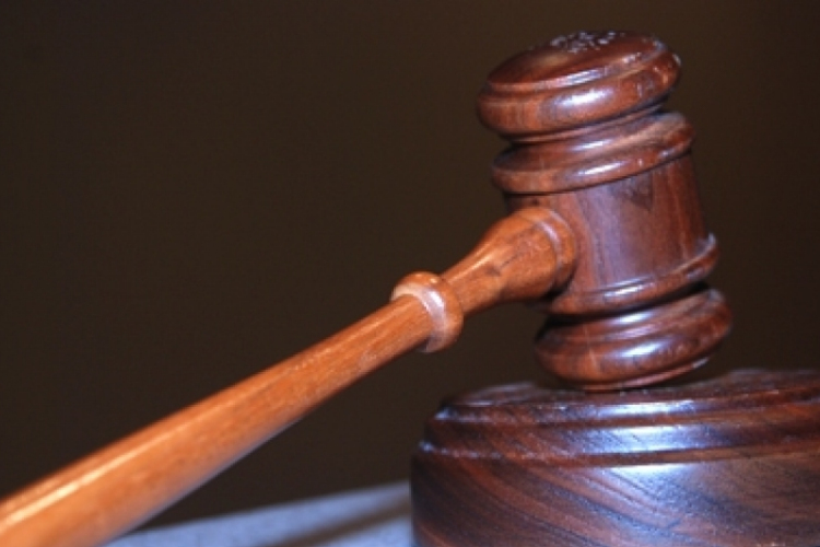 Felfüggesztett börtönt kapott a hatéves fiát vezetni engedő férfi