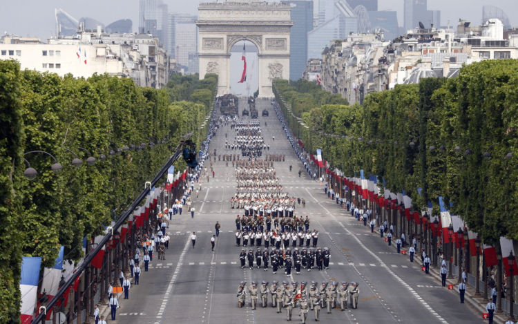 A párizsi olimpia jegyében rendezték meg a katonai díszszemlét a francia nemzeti ünnepen.