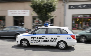 Kétnyelvű felirat a szlovákiai Ipolyság rendőrautóján
