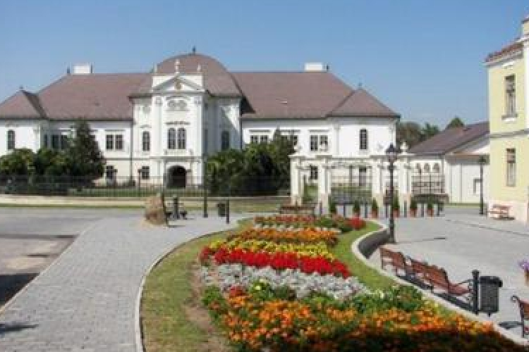 Szécsényhez társult Hollókő