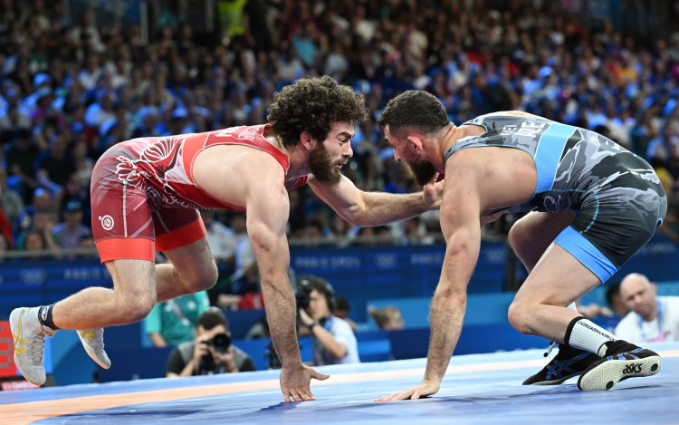 Párizs 2024 - A birkózó Muszukajev az azeri Aliyevet is könnyedén verte, ezzel elődöntős.