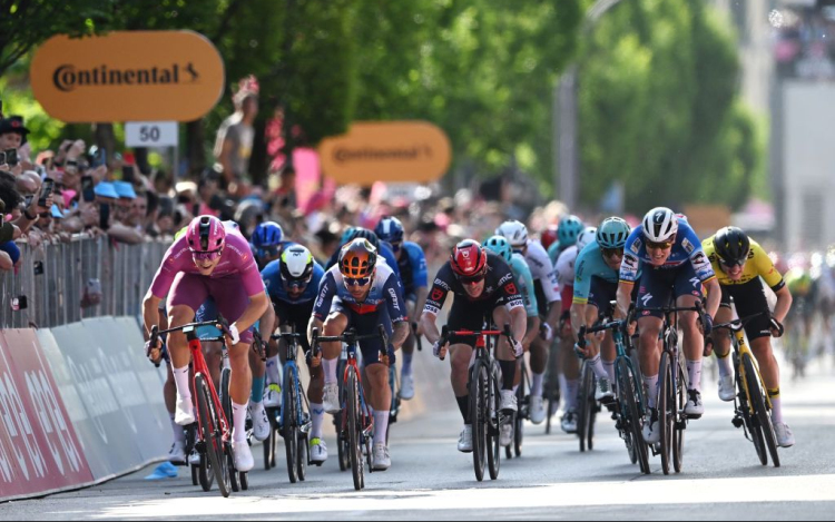 Giro d\'Italia - Az összetettben vezető Pogacar nyerte az időfutamot, Valter visszacsúszott.