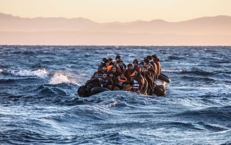 Olasz sajtó: a migránsokat mentő egyes szervezetek az embercsempészeknek kedveznek