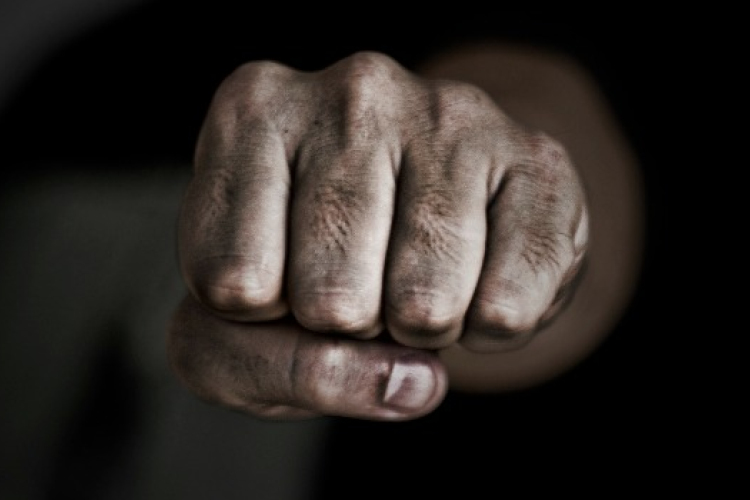 Tartozása miatt bántalmazta