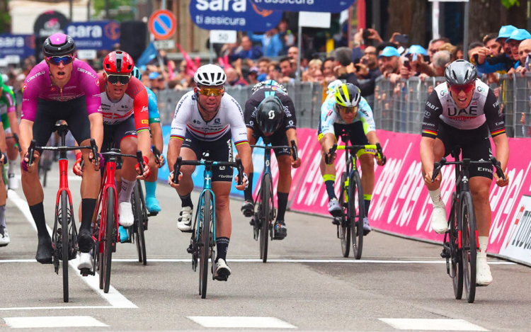 Giro d\'Italia - Milan triplája sprintbefutóban, Valter a mezőnnyel ért célba.