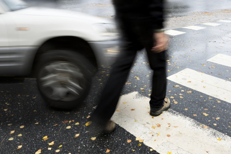 VÁLTOZIK A KRESZ - a zebráknál való megállás, az azokon való átkelés szabálya is változik