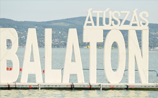 Balaton-átúszás - Több mint 11 ezren indultak