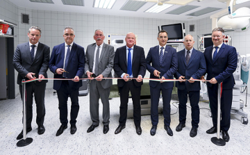 Robotsebészeti központot adtak át a Debreceni Egyetemen.