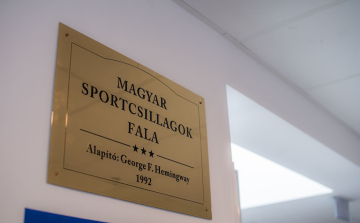 A Nemzet Sportolói közül öten helyezték el kézlenyomatukat a Sportcsillagok Falán.