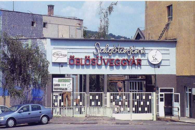 VOLT EGYSZER EGY ÖBLÖSÜVEGGYÁR