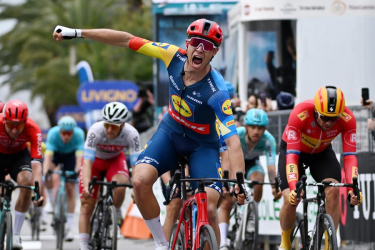 Giro d\'Italia - Jonathan Milan nyerte a keddi szakaszt, Valter a 103.