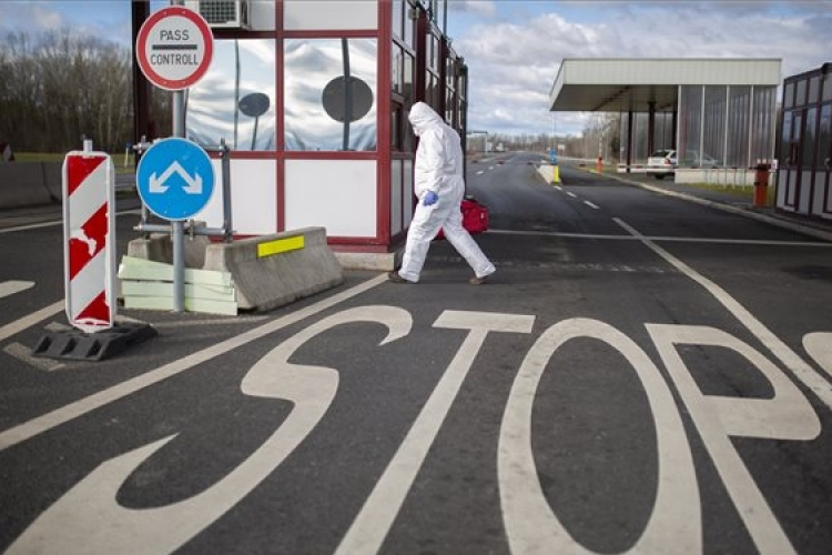 Egy hónappal meghosszabbodott a határzár